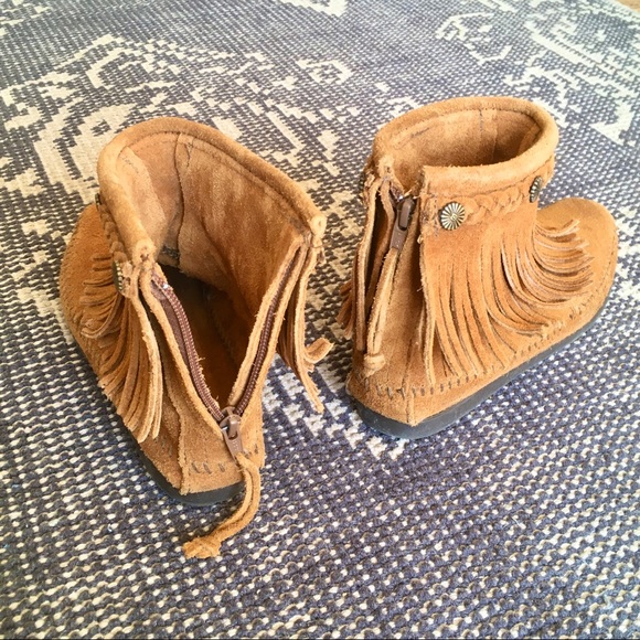 Minnetonka Tan Suede Fringe Booties US 6 - Picture 3 of 7